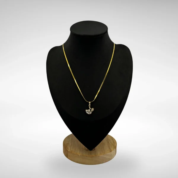 Gold-plated chain with leaf pendant – AUREZA lightweight daily wear necklace