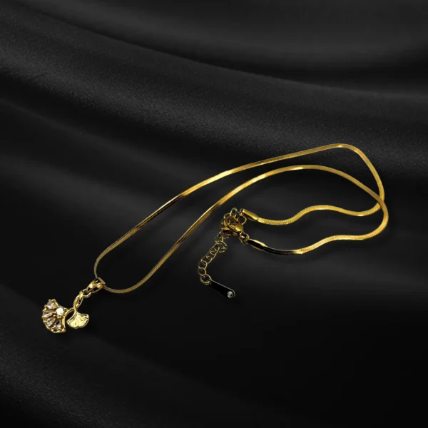 Gold-plated chain with leaf pendant – AUREZA lightweight daily wear necklace